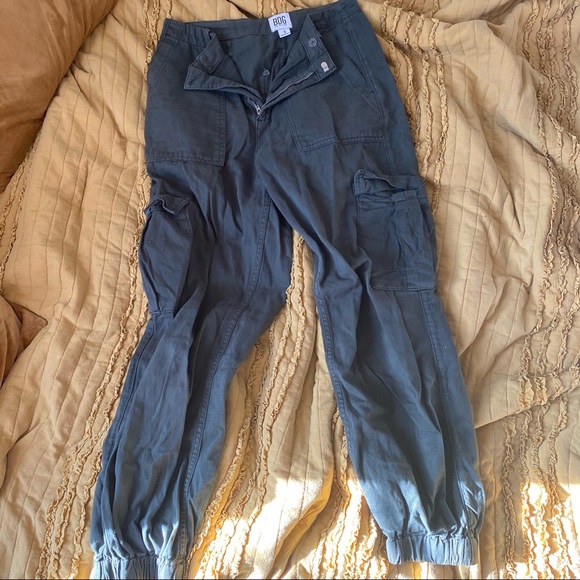 BDG cuffed cargo pants in army green - Picture 2 of 4